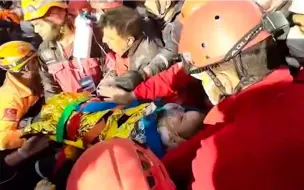 土耳其地震4岁女童被埋废墟91小时后获救 人们吹口哨庆其劫后新生
