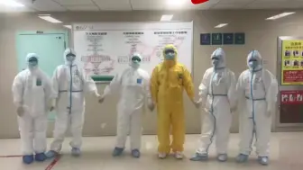 援鄂医护人员手拉手唱《我和我的祖国》，队员：唱完充满力量
