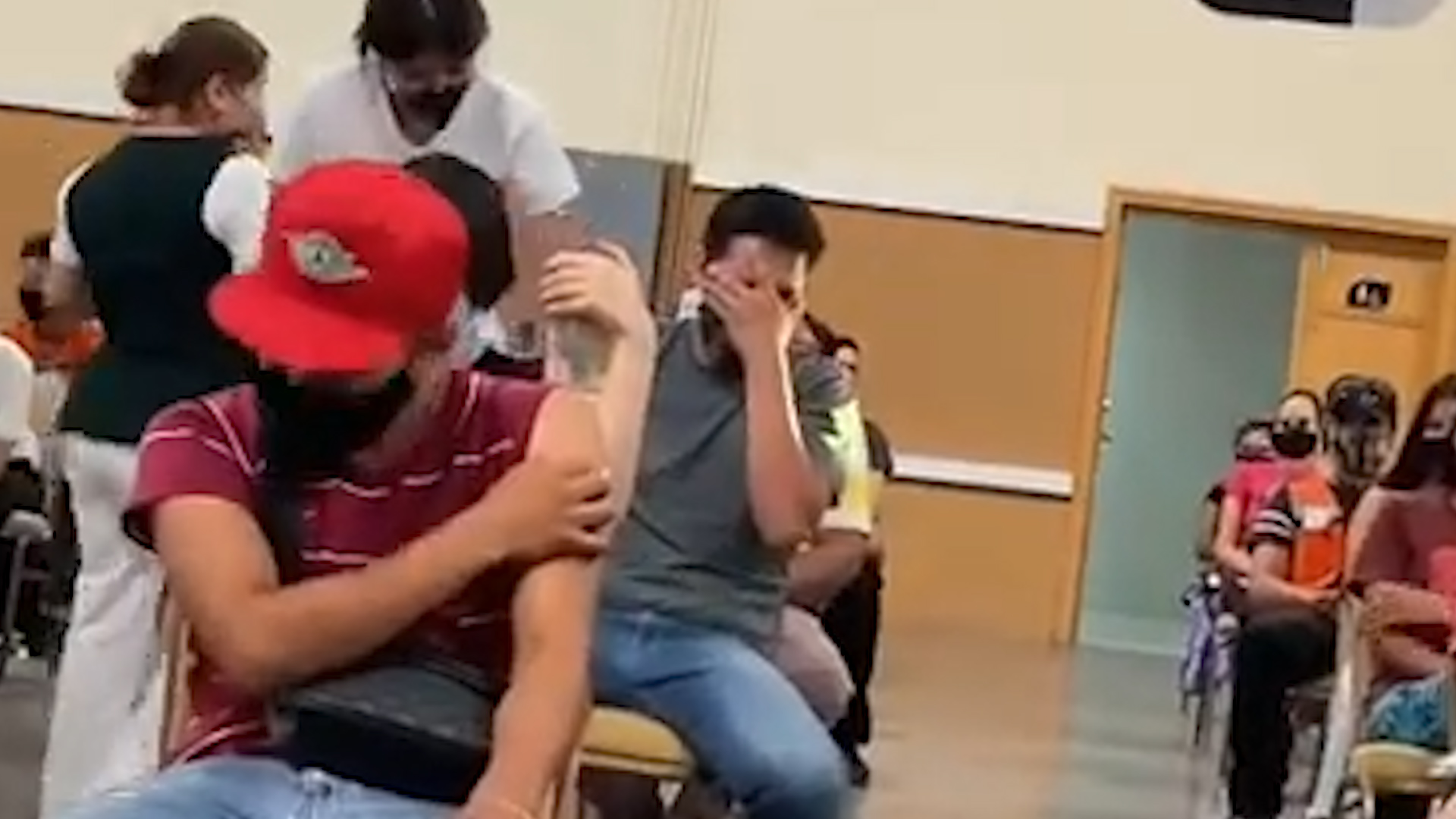 笑疯！ 墨西哥男子害怕打针全程尖叫 众人大笑后还不忘鼓掌鼓励