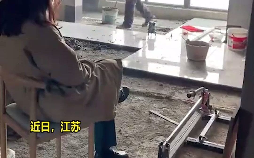 95后女孩边住毛坯房，边全程盯装修调侃：感觉师傅看我的眼神不对