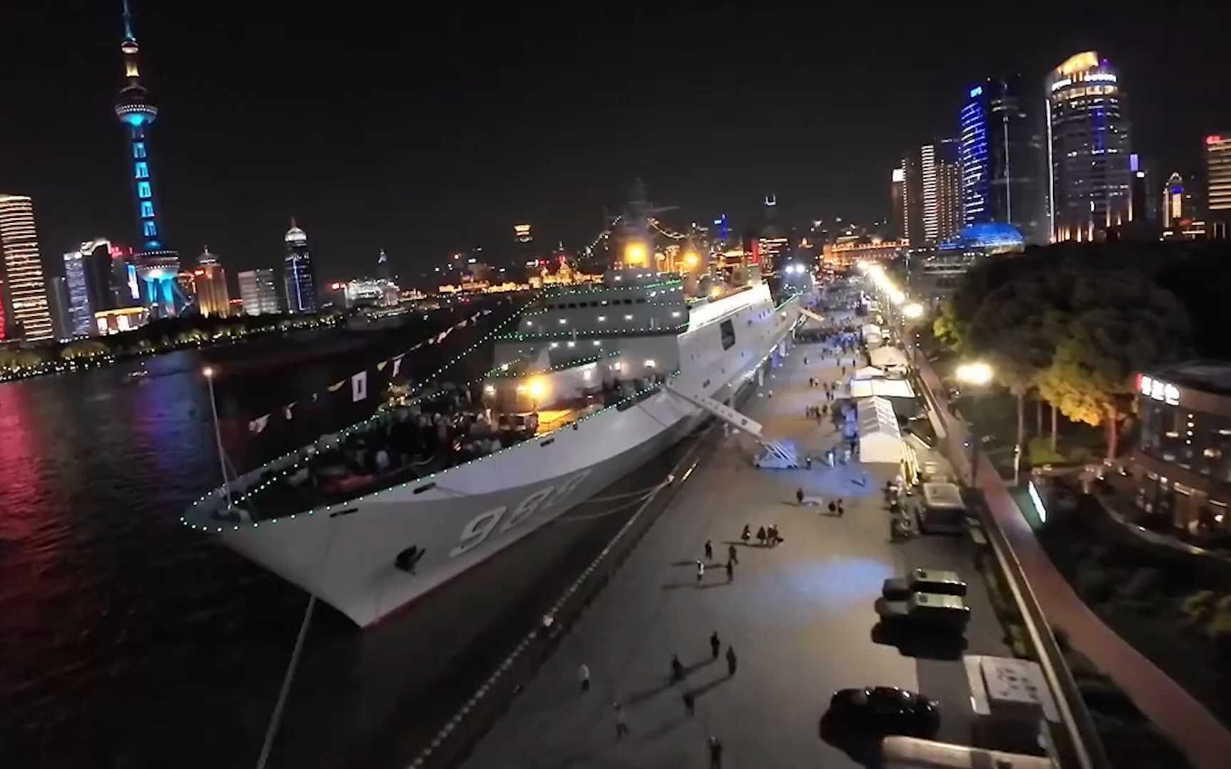 军舰与东方明珠震撼同框！穿越机视角“瞰”舰：夜幕下江畔熠熠生辉