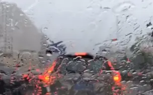北京雷阵雨又来了！ 汽车挡风玻璃宛如水帘洞 网友：出门被浇透了