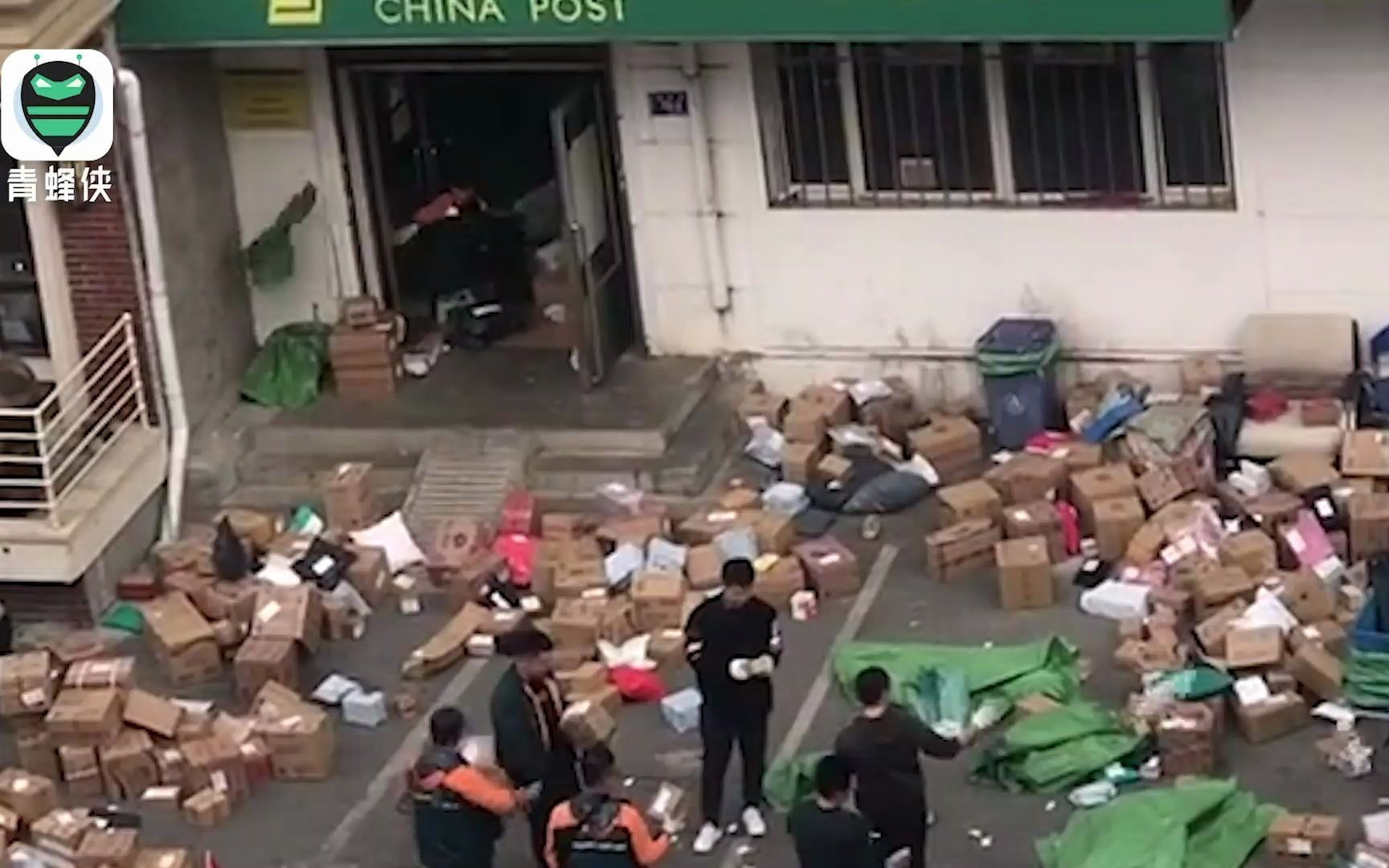 大连邮政回应快递员暴力分拣：已对涉事站点和人员重罚