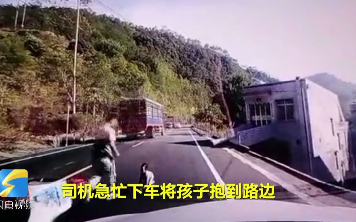 谁看的孩子？！马路中间坐着一个婴儿 后方司机魂都吓没了