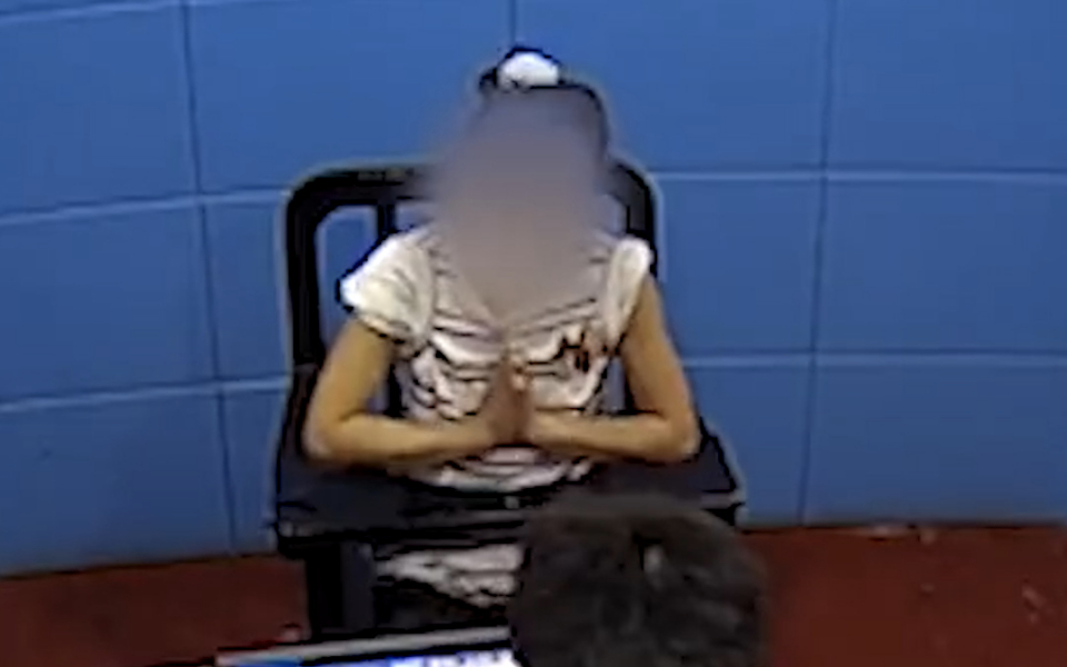 女子盗窃被抓，审讯中用“中夹英”向民警供述求饶：虽然我盗窃，但我的attitude很端正。
