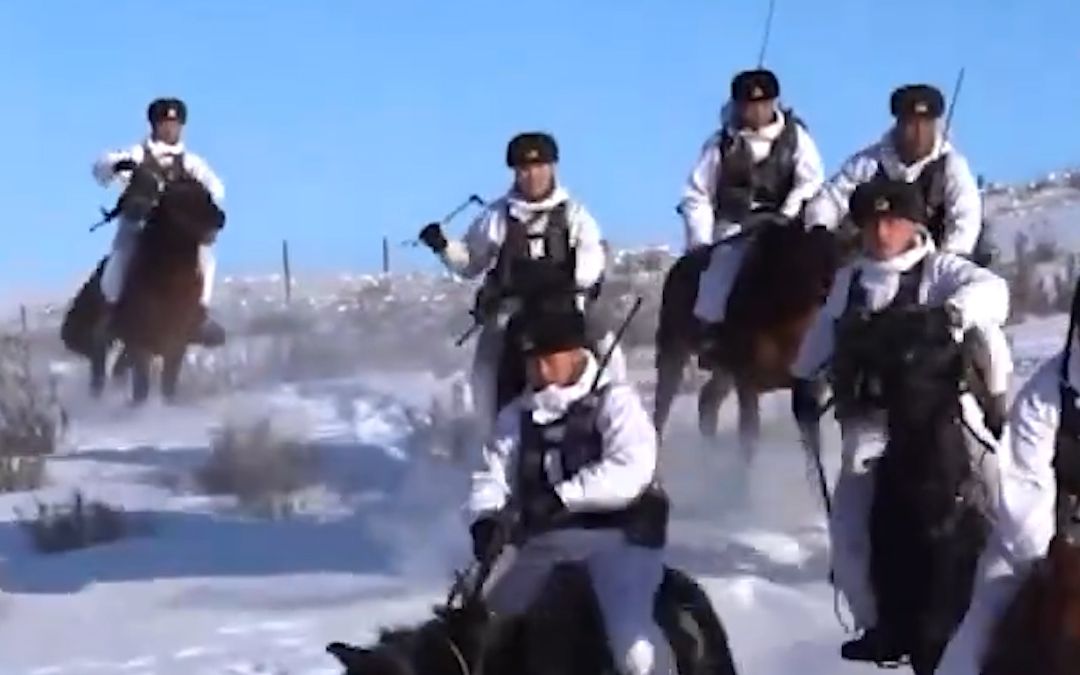 越障！卧倒！追捕！边防战士和军马展开冬季训练、驰骋雪域边关