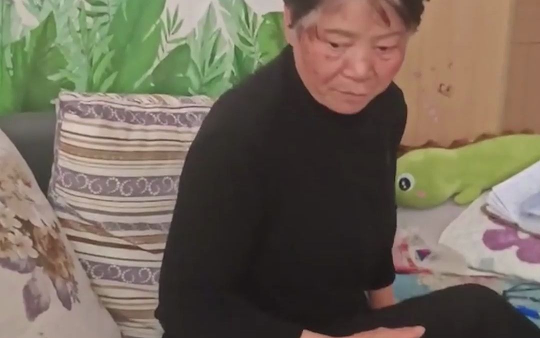 70多岁退休数学老师辅导孙女数学作业，气得脸色都变了。