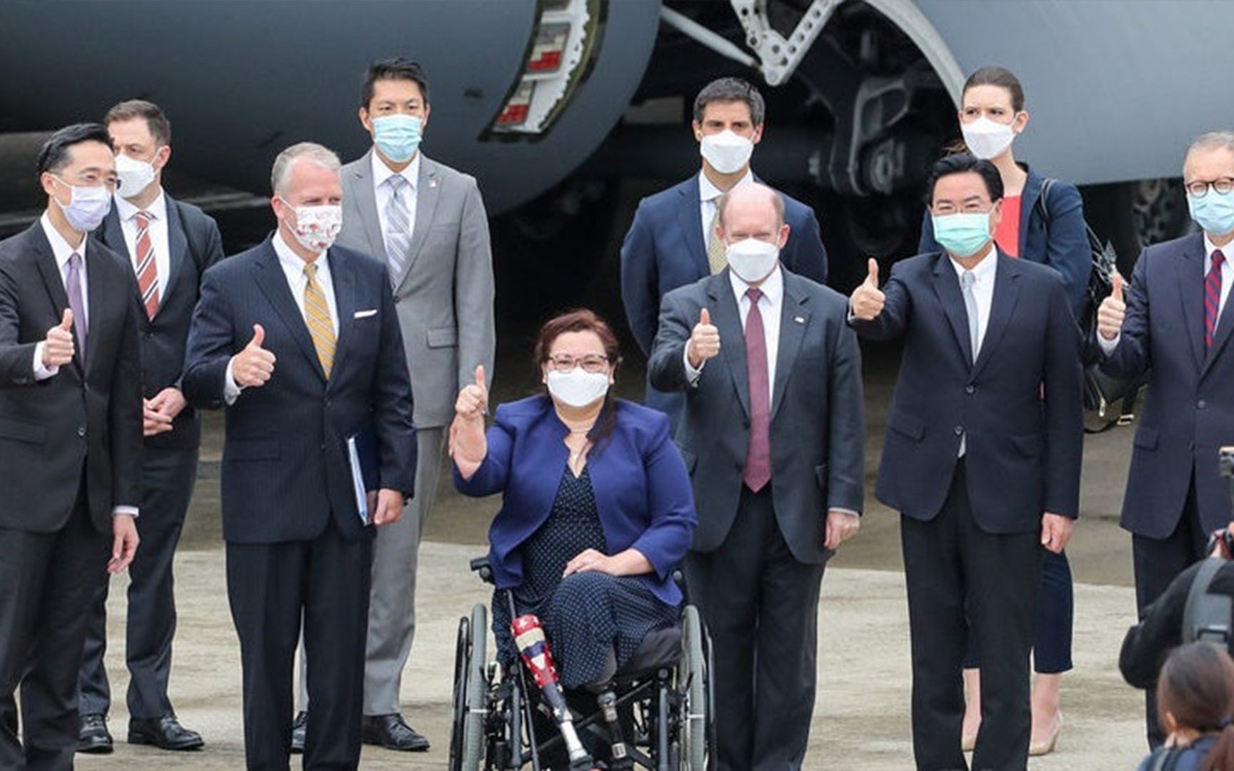 美国3位参议员窜访台湾与蔡英文会面，声称将捐赠75万剂新冠疫苗