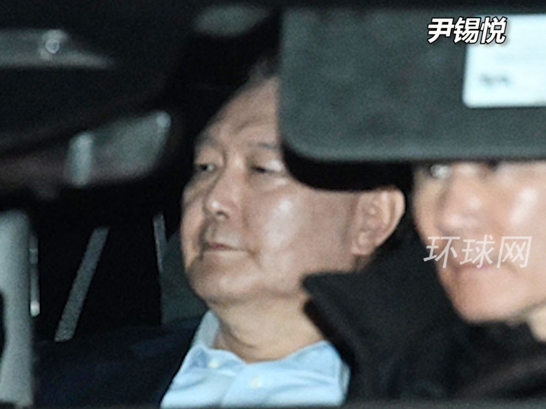 韩媒发布合集：去拘留所途中的韩国总统