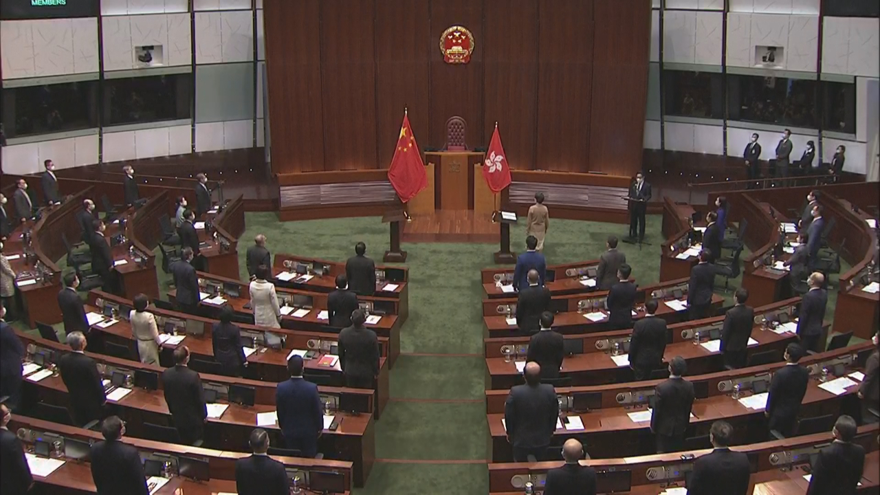香港特区立法会议员宣誓，首度奏唱国歌