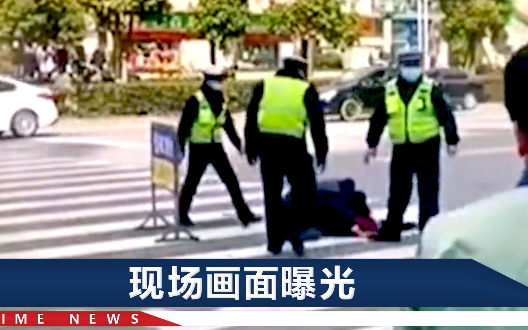 四川8岁学生过马路被撞身亡，目击者直呼“惨了”：母亲趴地痛哭