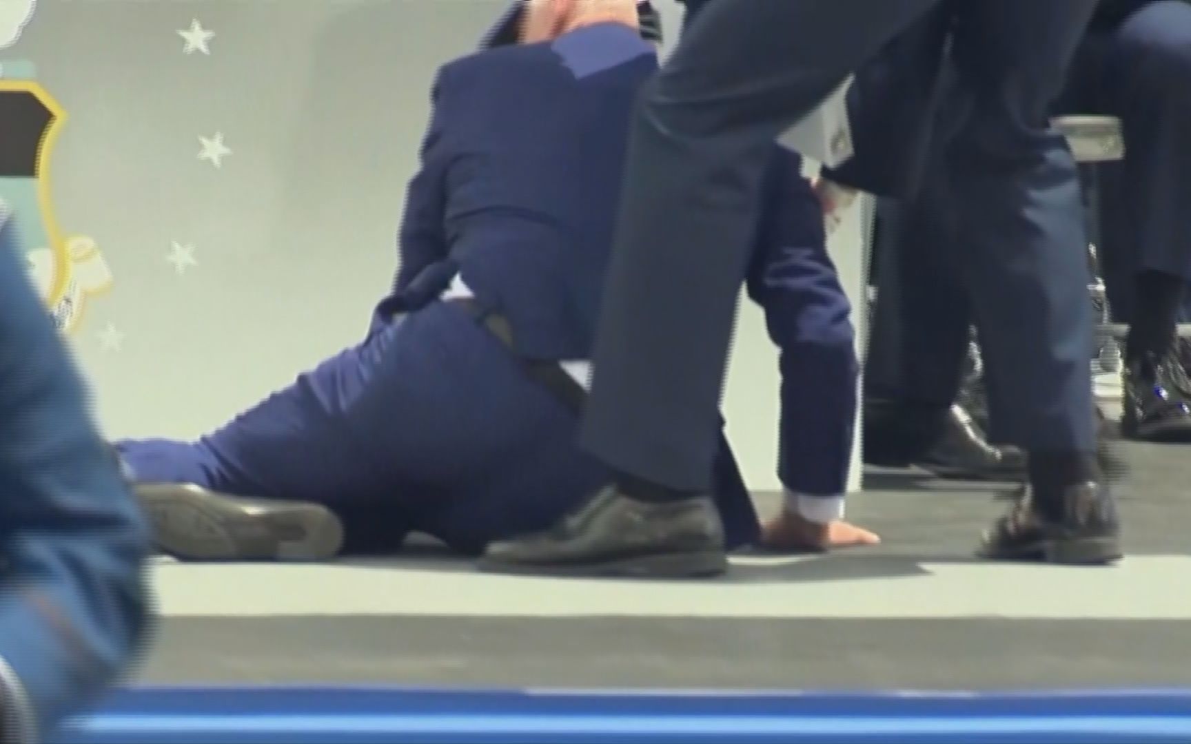 拜登又摔跤：我身体良好 特朗普嘲讽：太疯狂了