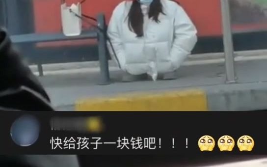女孩等公交太冷全身缩进羽绒服 网友：这是本地土地奶奶啊