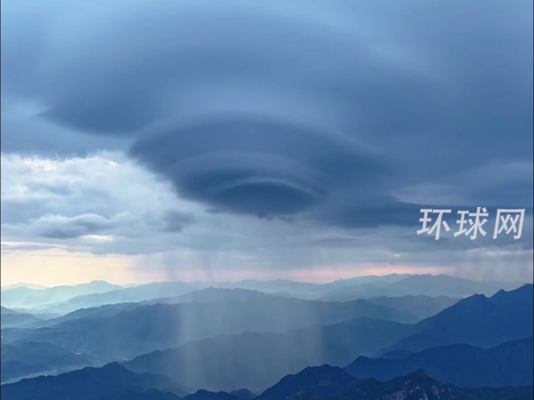 老君山“局部强降雨”震撼一幕！飞碟云加雨幕太梦幻