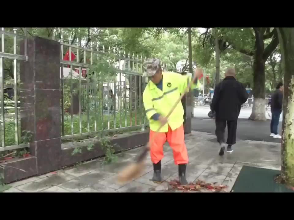 国庆献礼 | 环卫工人：城市保洁不放假