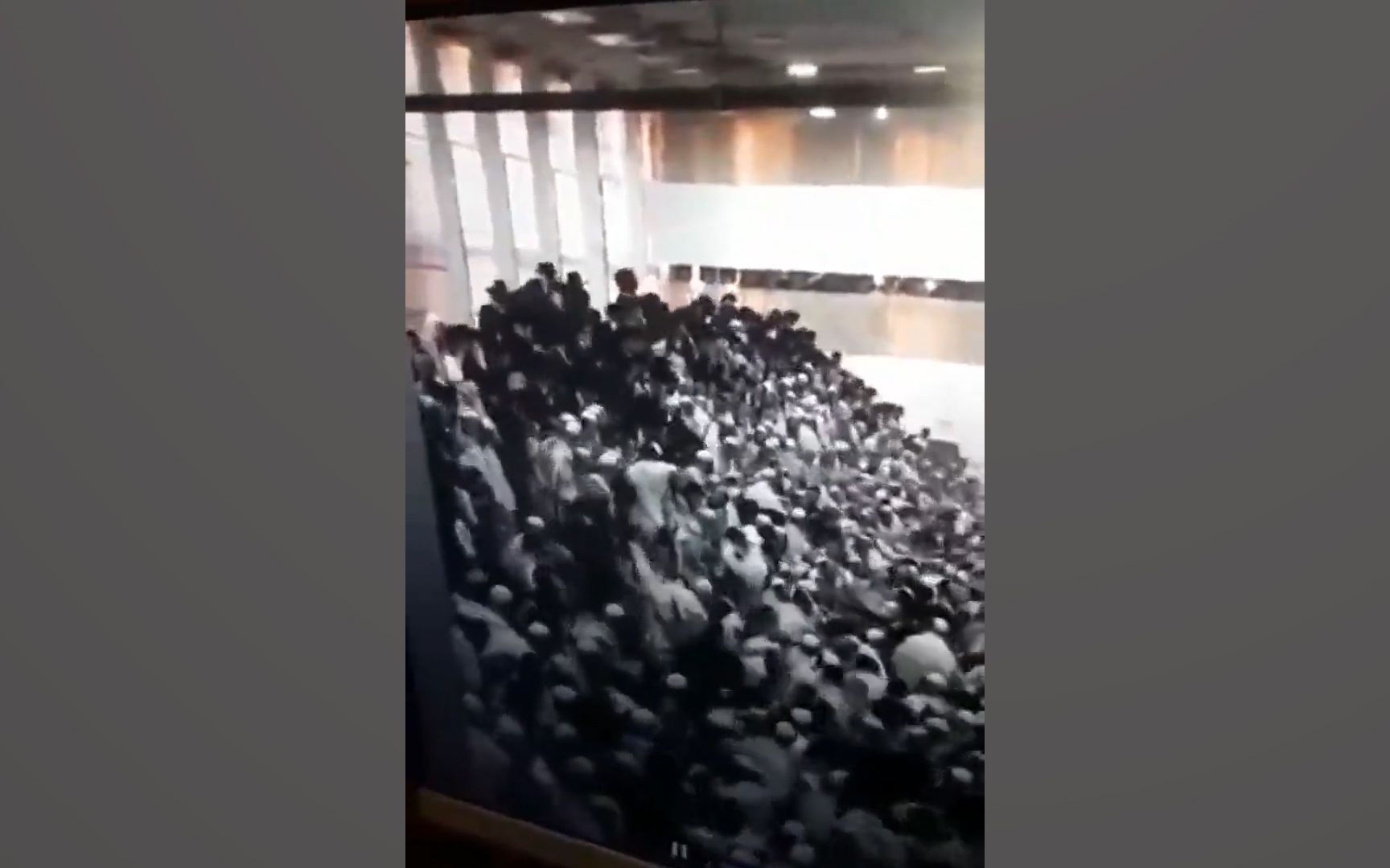 骇人！以色列犹太人举办祈祷仪式时 临时看台坍塌数十人瞬间掉落