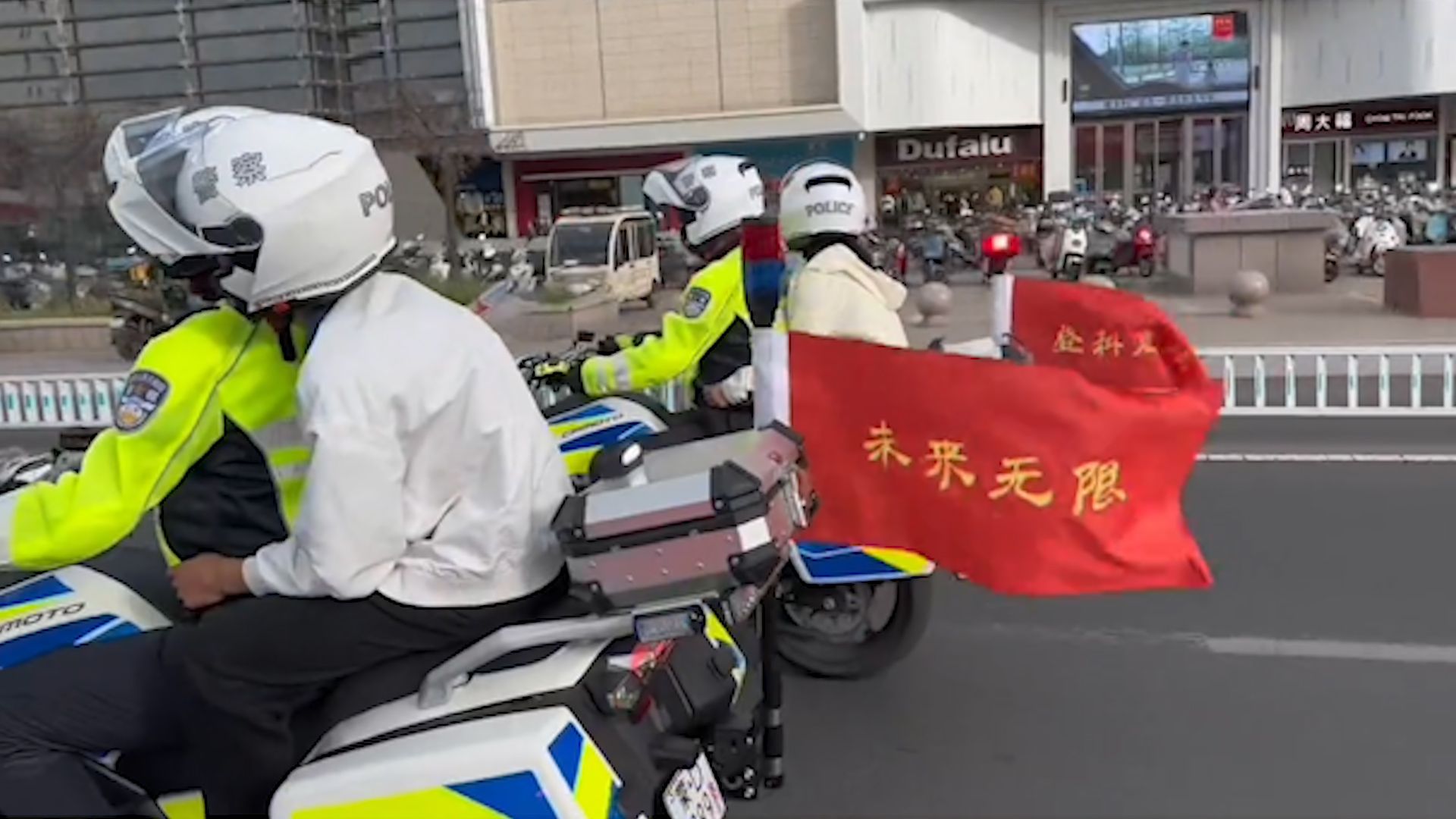 考生考前向铁骑交警许下“愿望”，考试结束后交警立马安排圆梦