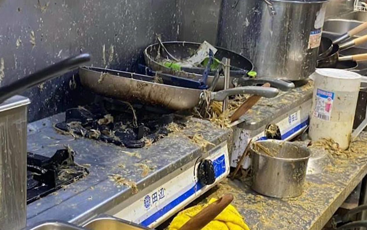 满屏臭味！“乱港”律师在台北开“保护伞”餐厅，被泼鸡粪了