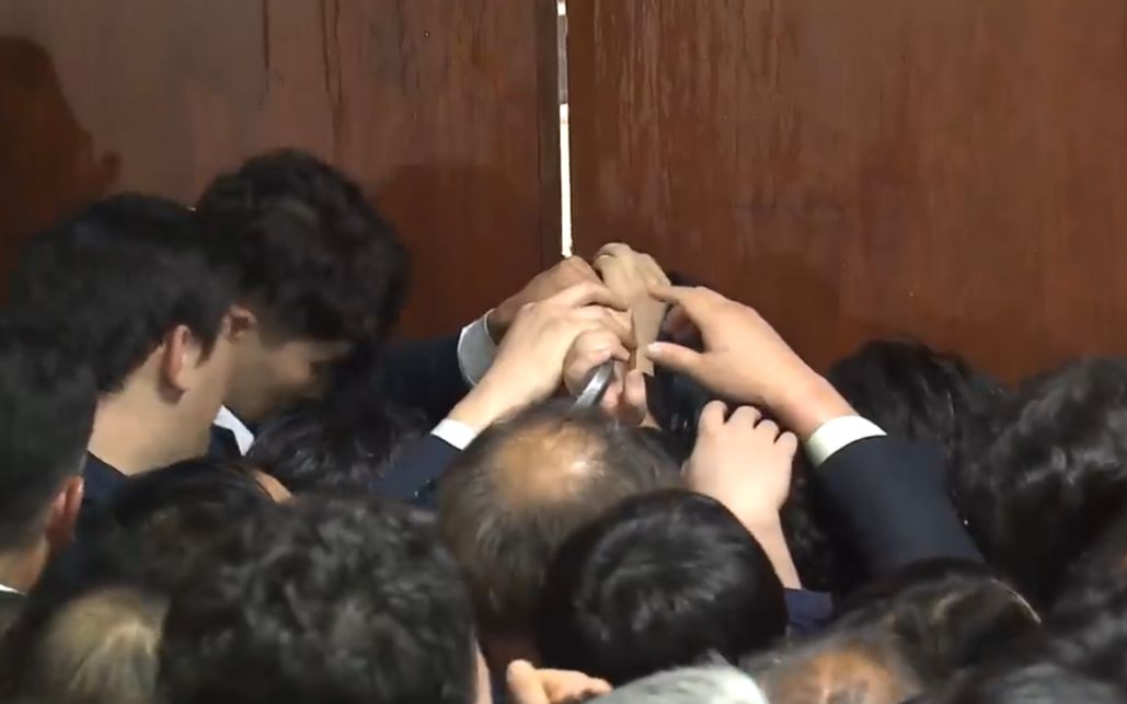 韩国300多议员在国会干架 撬棍锤子齐上阵