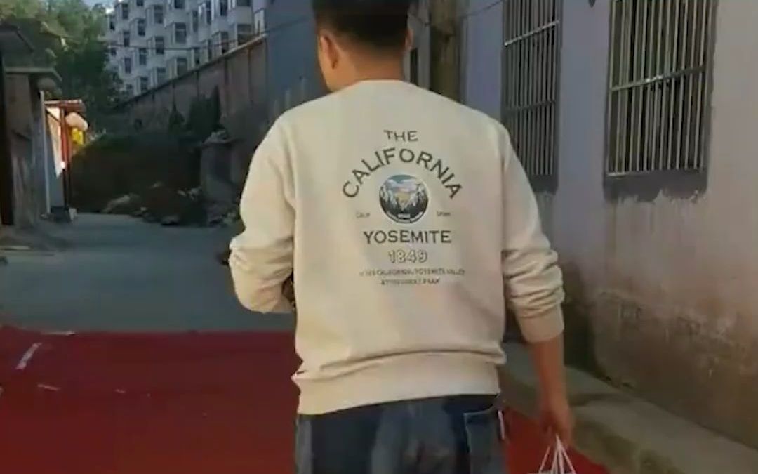 女子晒新婚第一天 丈夫奇怪走路姿势，由衷感慨：感同身受 累到爆炸！