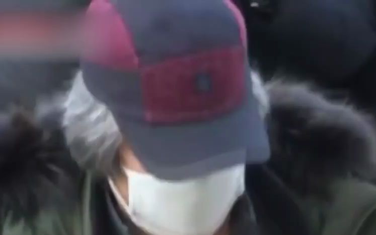 韩国电影《素媛》原型罪犯出狱 ，群众猛踩其乘坐车辆
