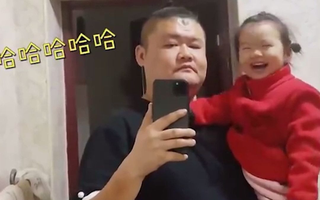 爸爸抱女儿照镜子，发愁闺女长得太像自己欲哭无泪：这是亲自生的
