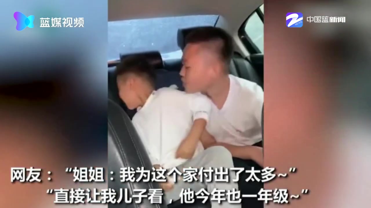 弟弟第一天上学姐姐千叮万嘱 弟弟：我要当个大班长