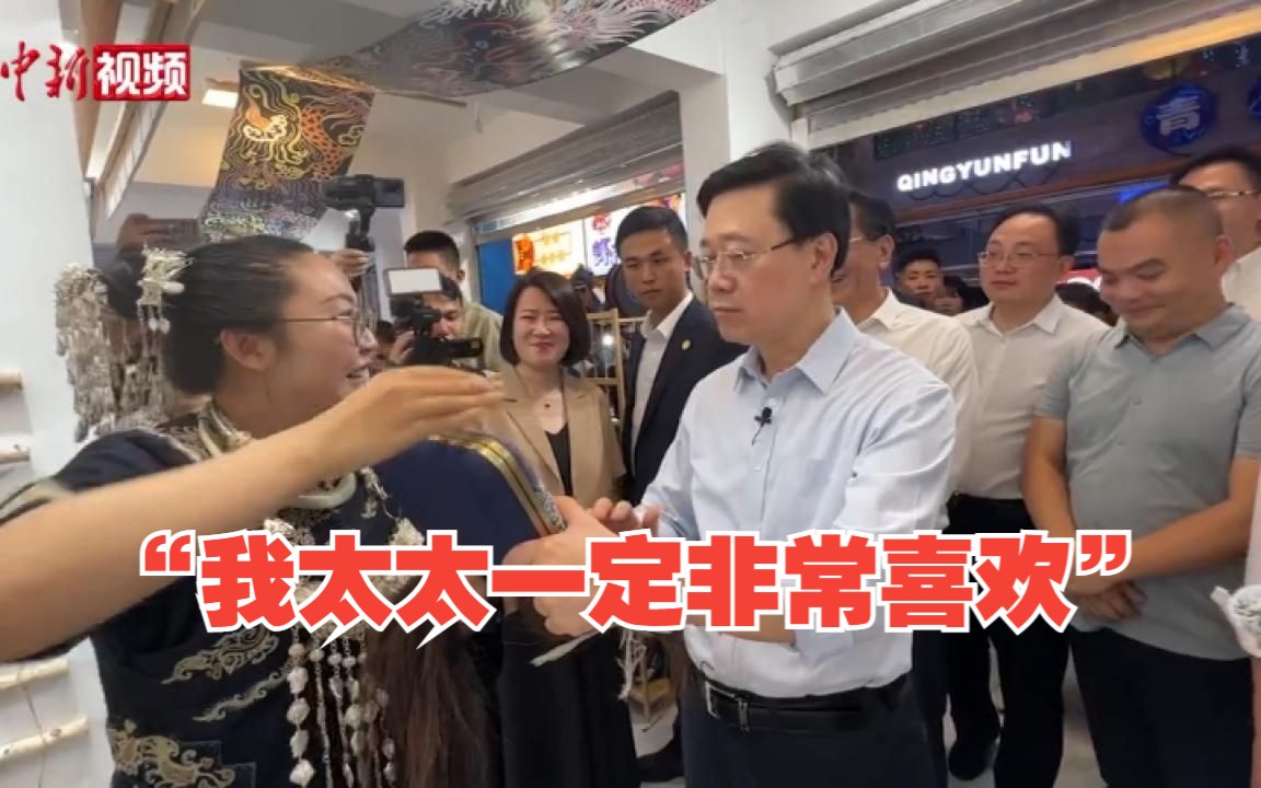 李家超夜游贵阳青云市集 还看中一款文创想送给太太