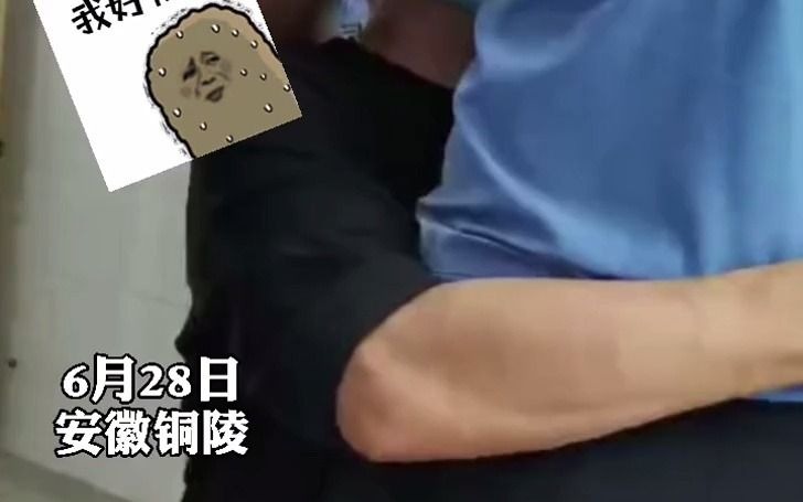 有困难，找警察！ #男子打疫苗晕针全程紧抱辅警 ，警察蜀黍像哄小孩一样拍拍背：别怕别怕
