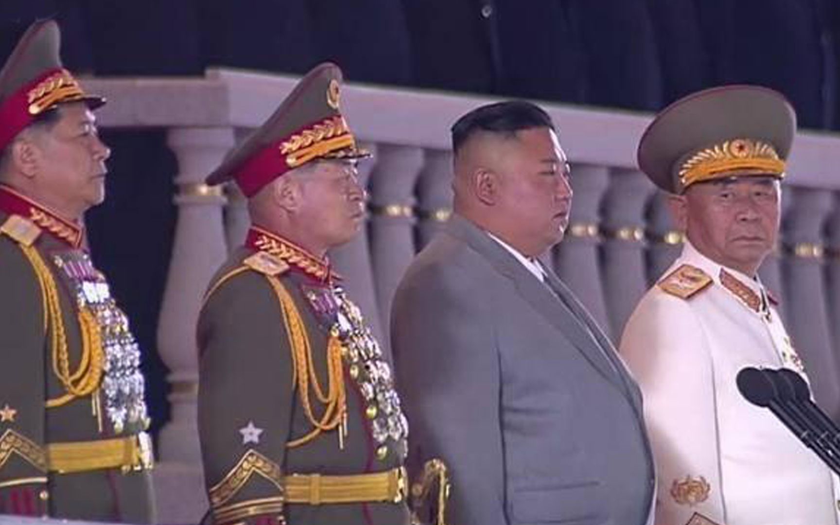 朝鲜凌晨举行阅兵式 金正恩出席
