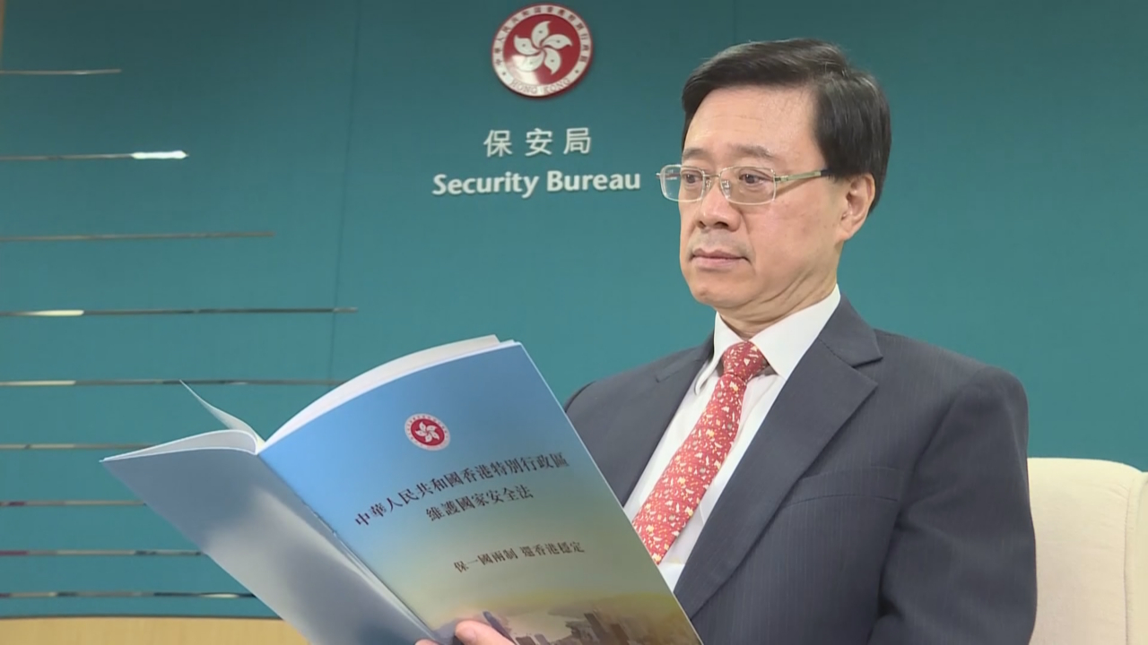 李家超多次接受深圳卫视专访 称“让香港挺过去 是最大的信念”