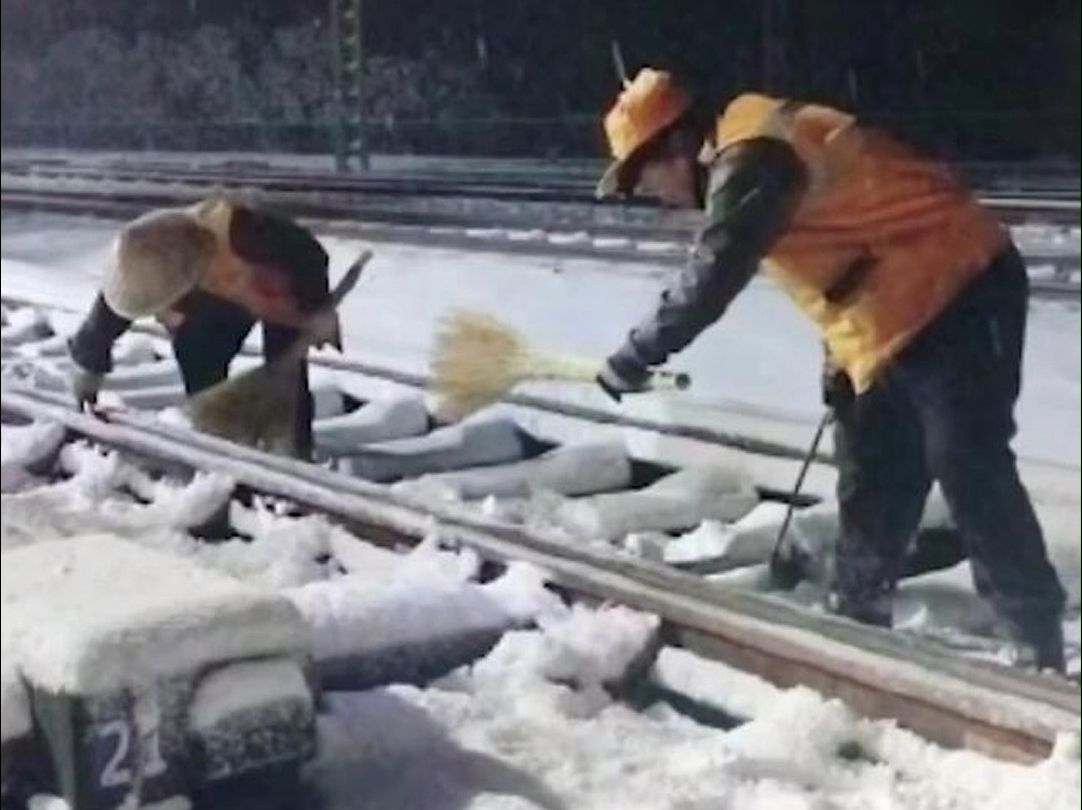 鹅毛大雪漫天飞，河南郑州发布暴雪红色预警