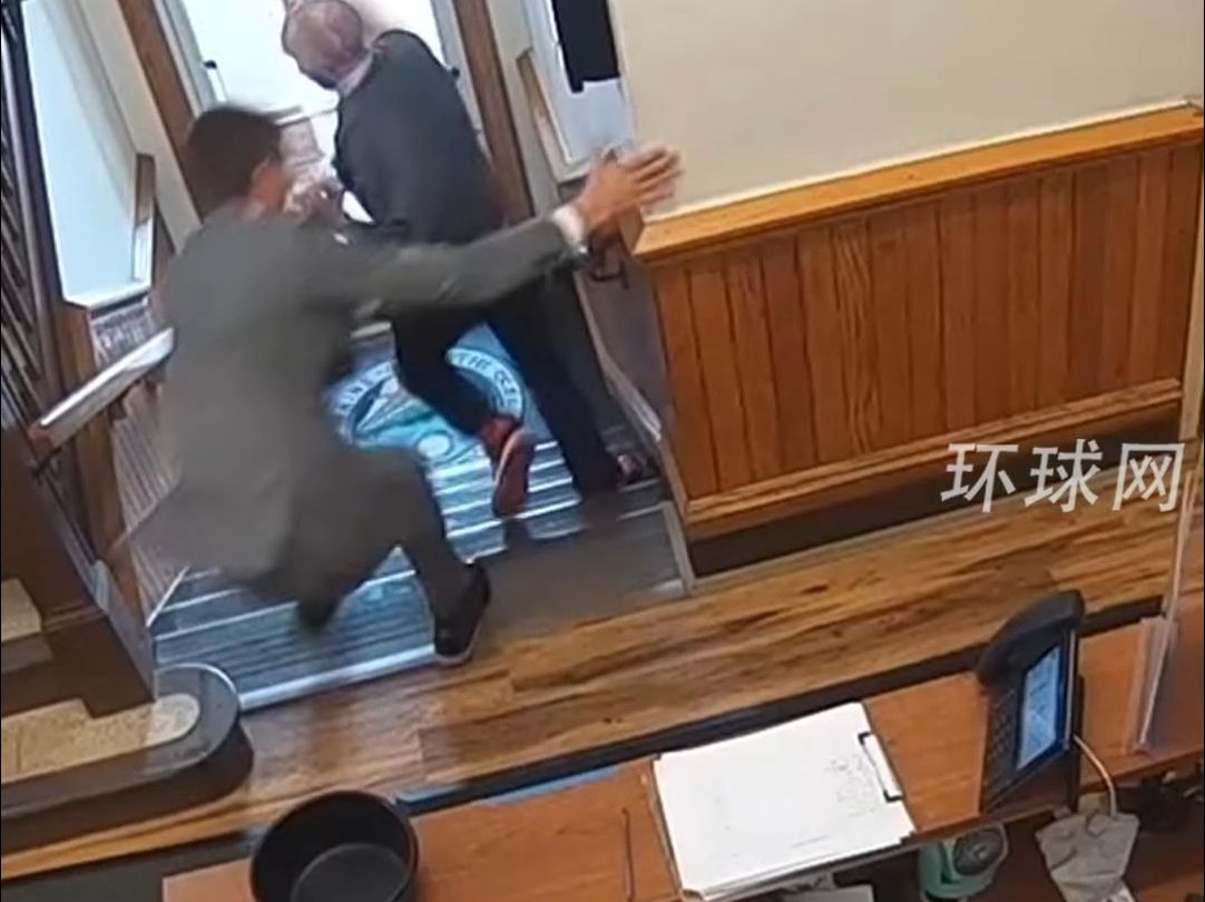 美国一殴打儿童罪犯判刑时突然拔腿就跑，戴着手铐疯狂逃窜，被陪审员追到楼下当场抓回