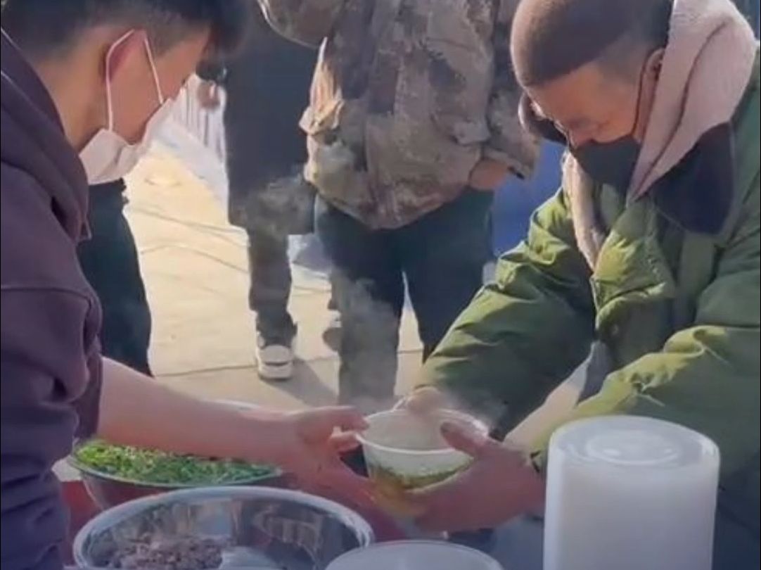 直击震中附近安置点：受灾群众和救援人员吃上热腾腾的牛肉面