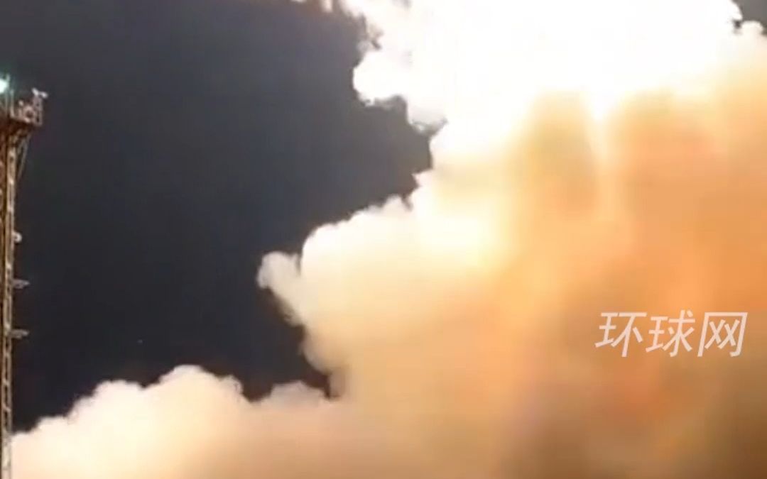 俄国防部在普京指导下进行战略核威慑演习，导弹发射照亮夜空