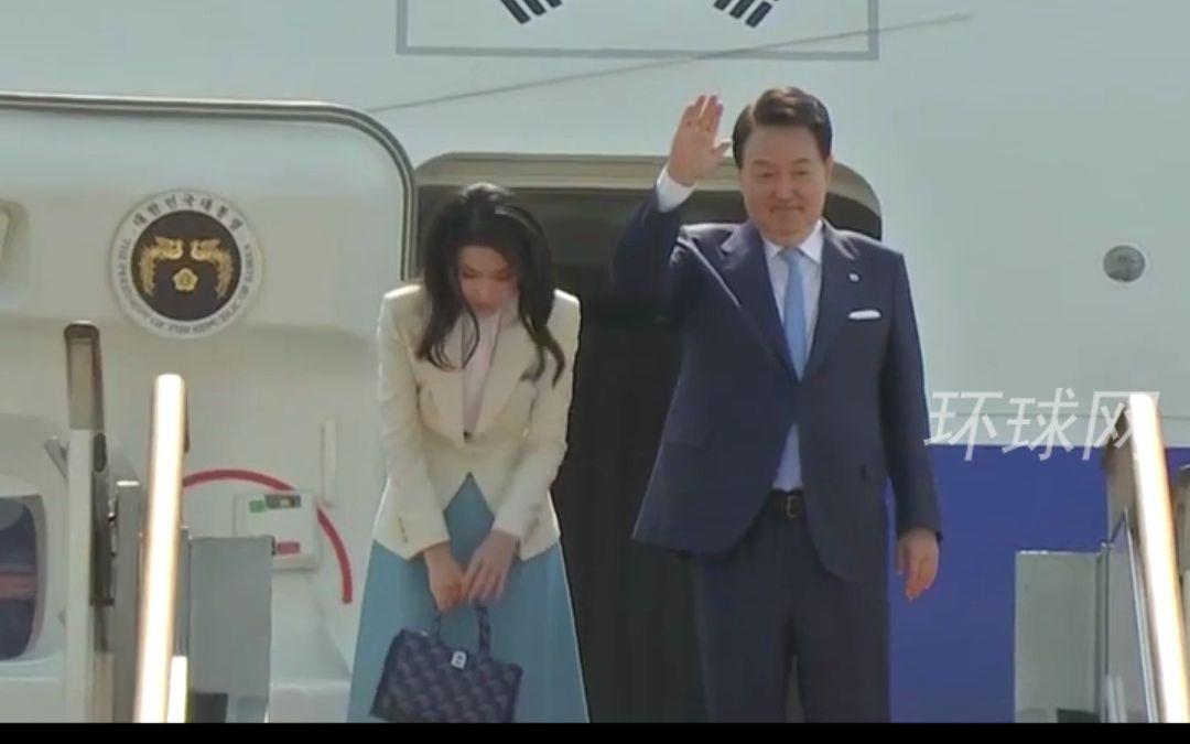 韩国总统尹锡悦偕夫人启程，出访法国和越南