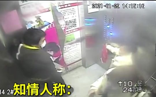 男子全然不顾小孩在旁，电梯内强行猥亵女子，结果被暴揍一顿！