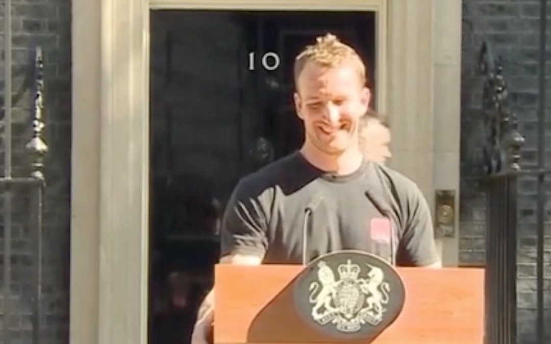 英国新首相特拉斯首次唐宁街演讲，网友：性感试音男回归！