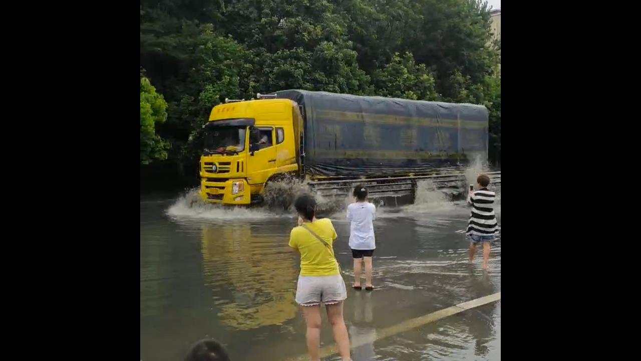 中国好司机！暴雨车辆被困桥面 货车司机来回“扫”水助脱困