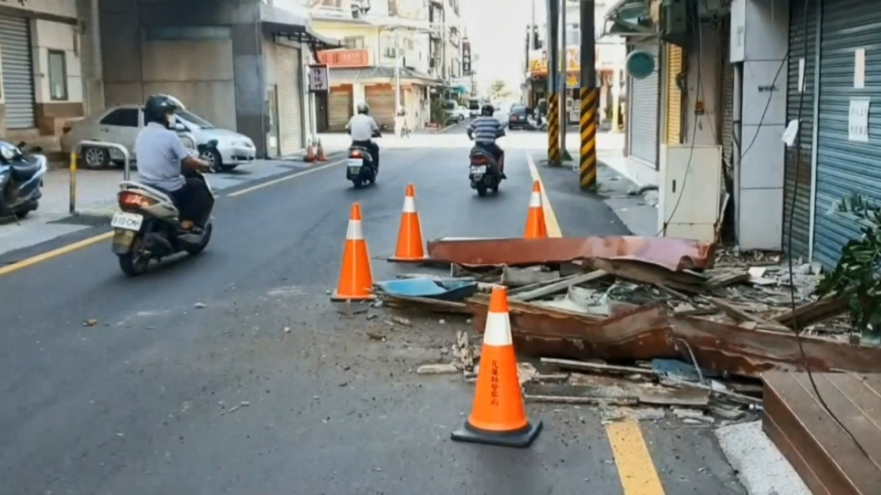 台湾花莲接连地震20次，灯在晃楼在摇，店铺围墙倒塌