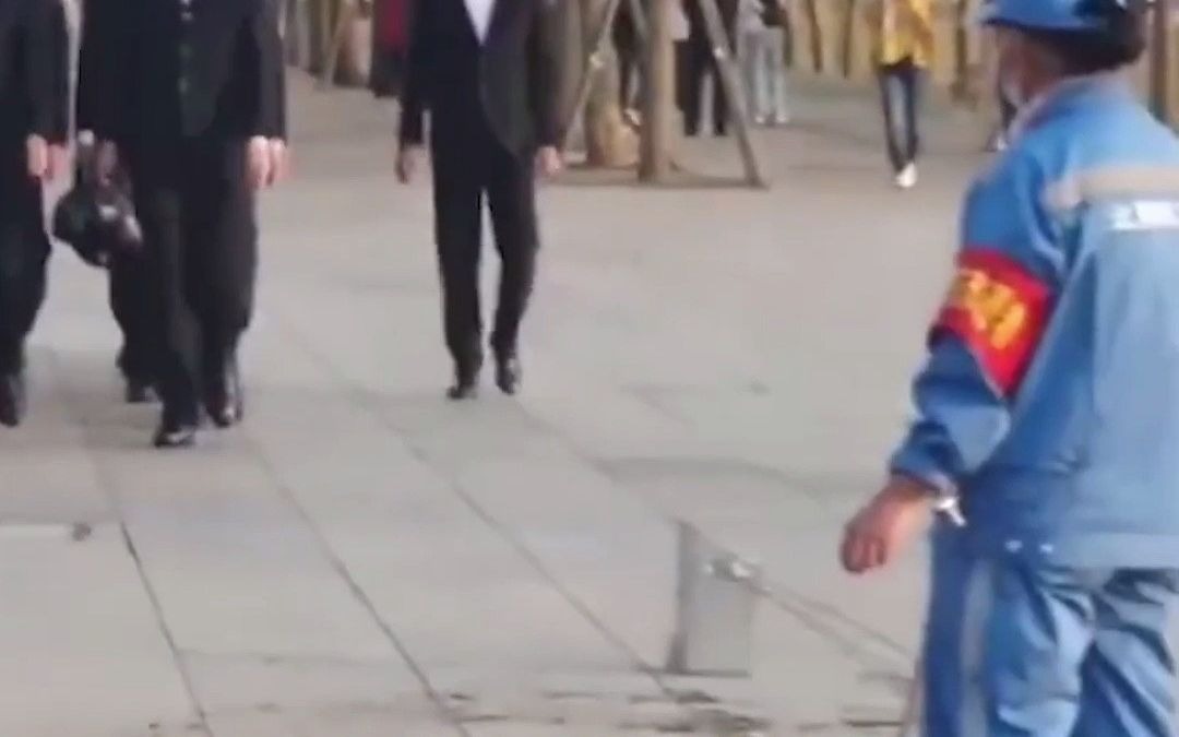 环卫阿姨正扫街 武警大队阔步走来 默契配合令网友大呼“暖心”