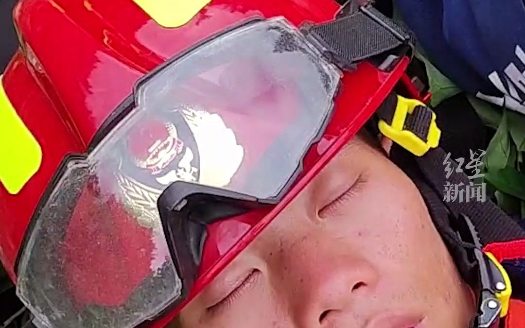 这一幕看哭了！把受困群众转移到安全区域后，消防员们就地休息。谢谢你们，辛苦了！
