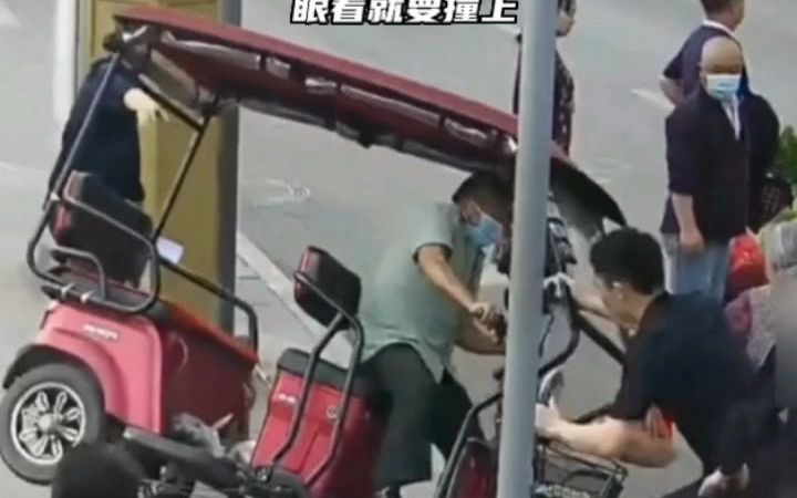 反应神速！三轮车失控险撞人，新入职的警察徒手挡车