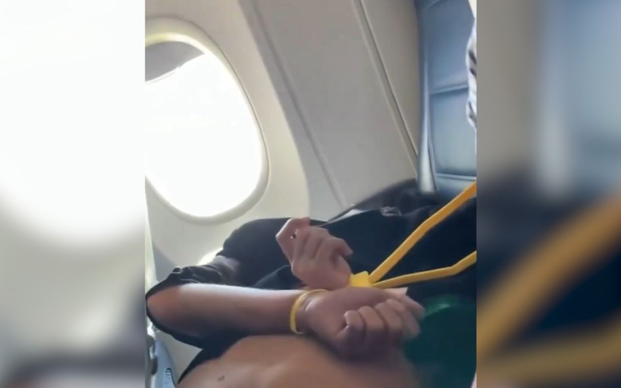 现场！美国男子硬闯驾驶舱企图劫机 被机上人员直接捆起抬走