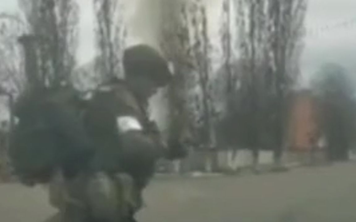乌克兰飞行员被俄士兵拦住，没意识到是敌还亲切交谈暴露身份