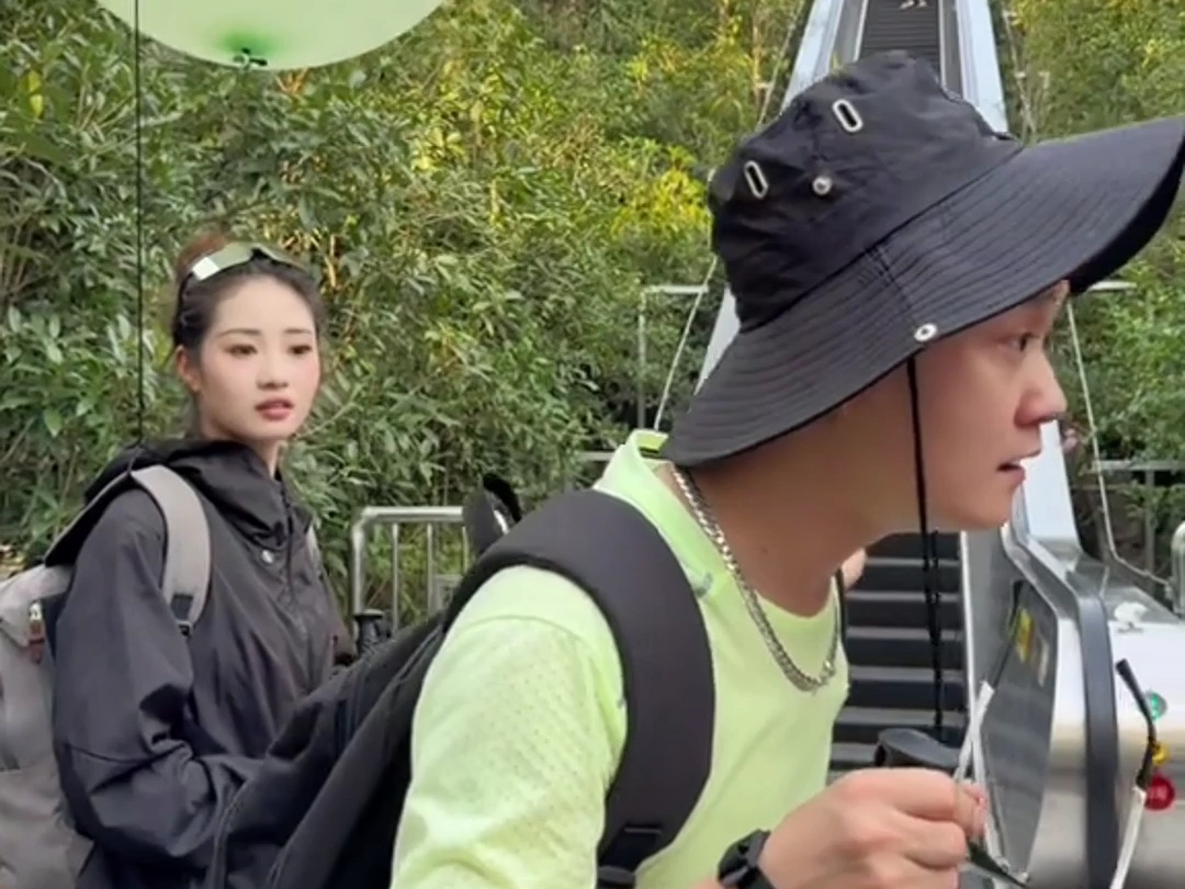 解锁爬山新方式！女生把背包绑在气球上减负爬山，“做了我一直想尝试的事情”。