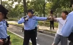 这段警察执法视频火了 网友点赞“教科书级执法”