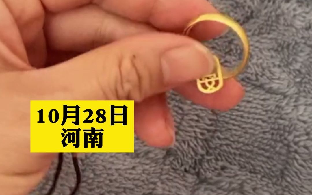 女子金戒指不慎丢失，婆婆帮忙找到还贴心编成项链，谁知女子收拾房间竟又找到一枚