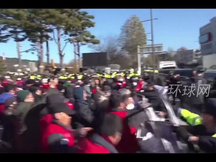 韩国农户因禁食狗肉令，与警方爆发激烈冲突，现场推搡不断