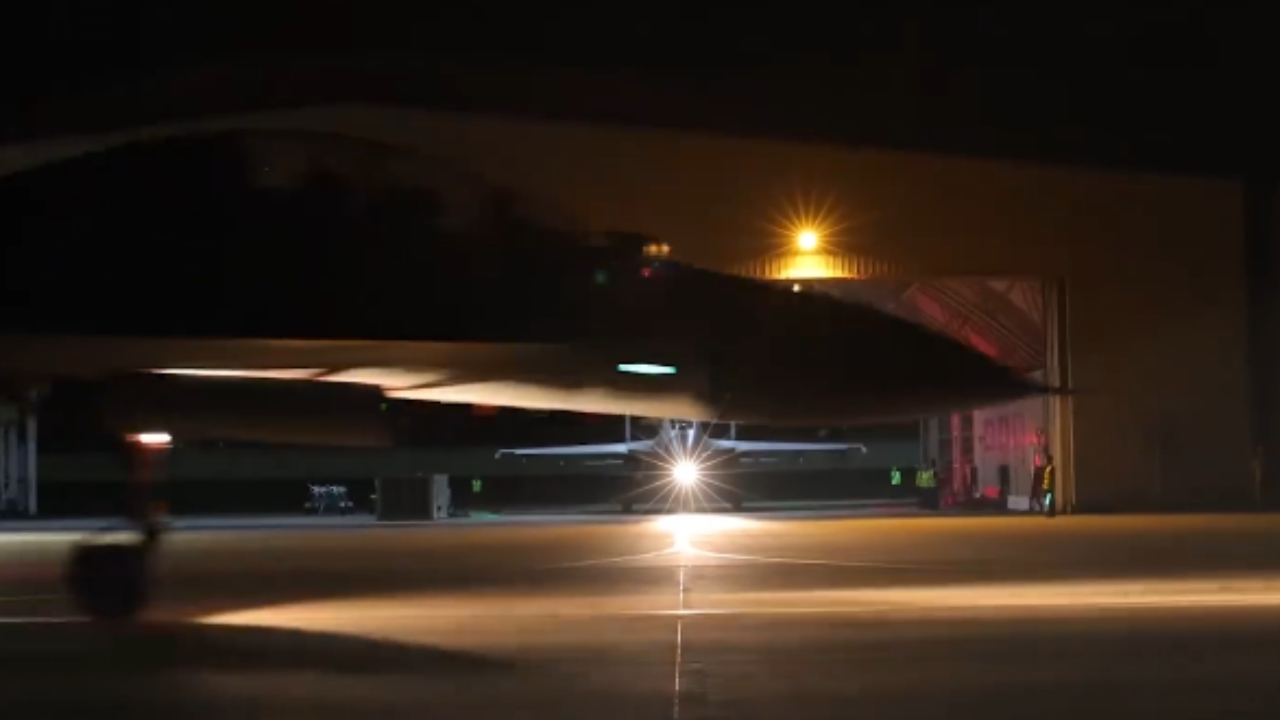 南部战区战机深夜空战对抗训练